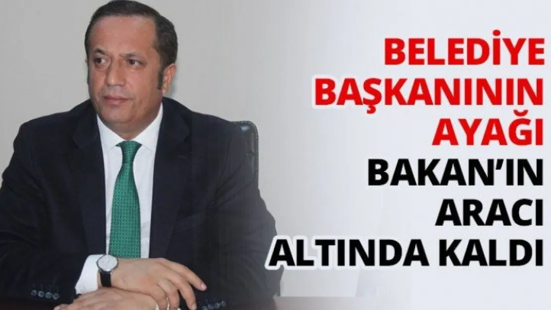Belediye Başkanının ayağı Bakan'ın aracı altında kaldı
