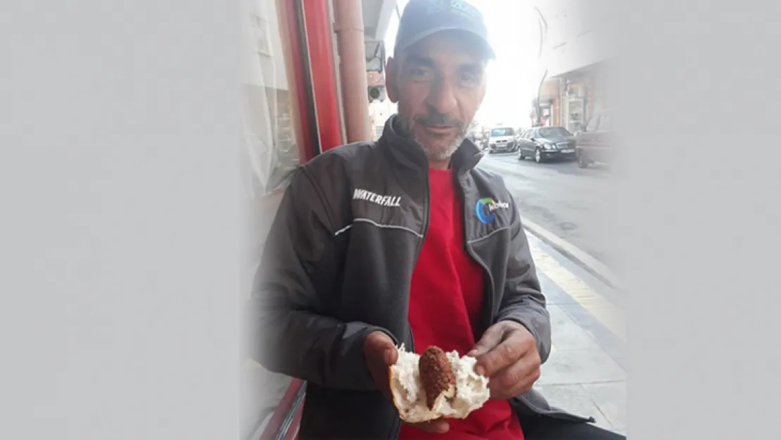 Belediye çalışanından ekmek arası simit!