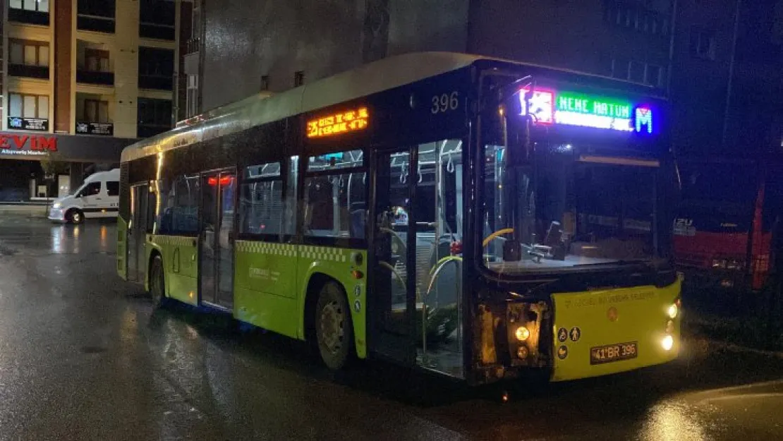 Belediye otobüsü ile otomobil çarpıştı