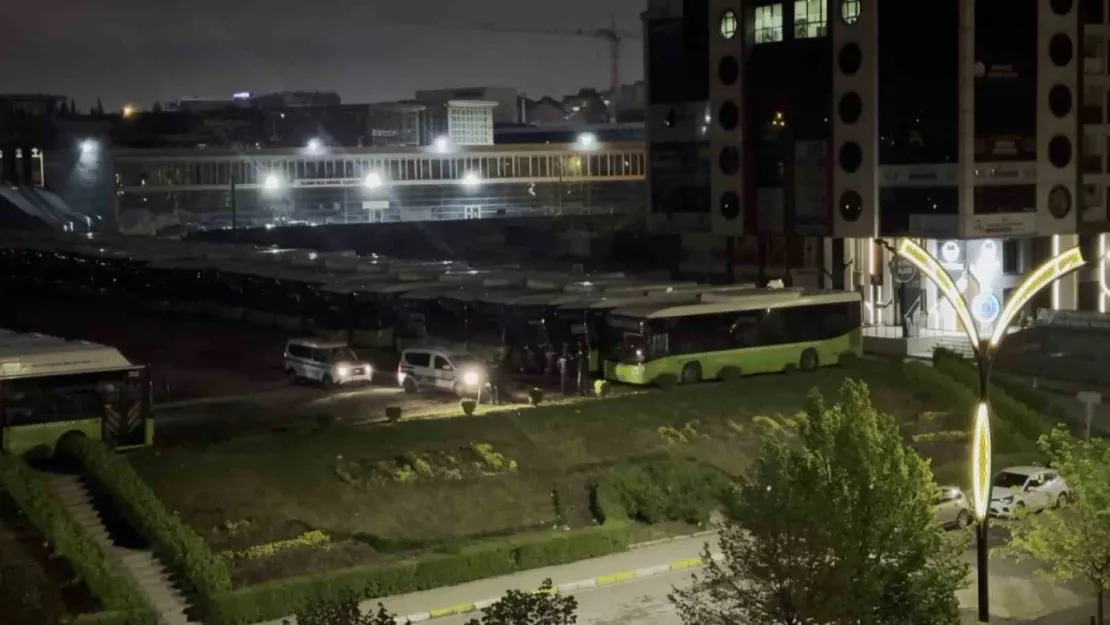 Otobüsü çalmaya çalışan hırsızlar suçüstü yakalandı