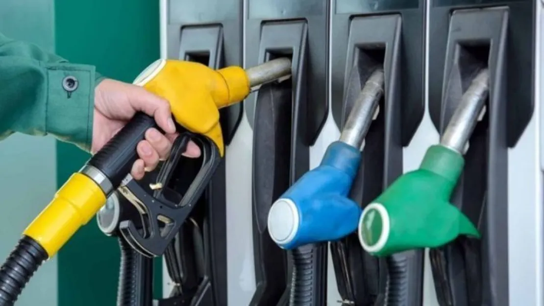 Benzin ve motorine bir büyük zam daha