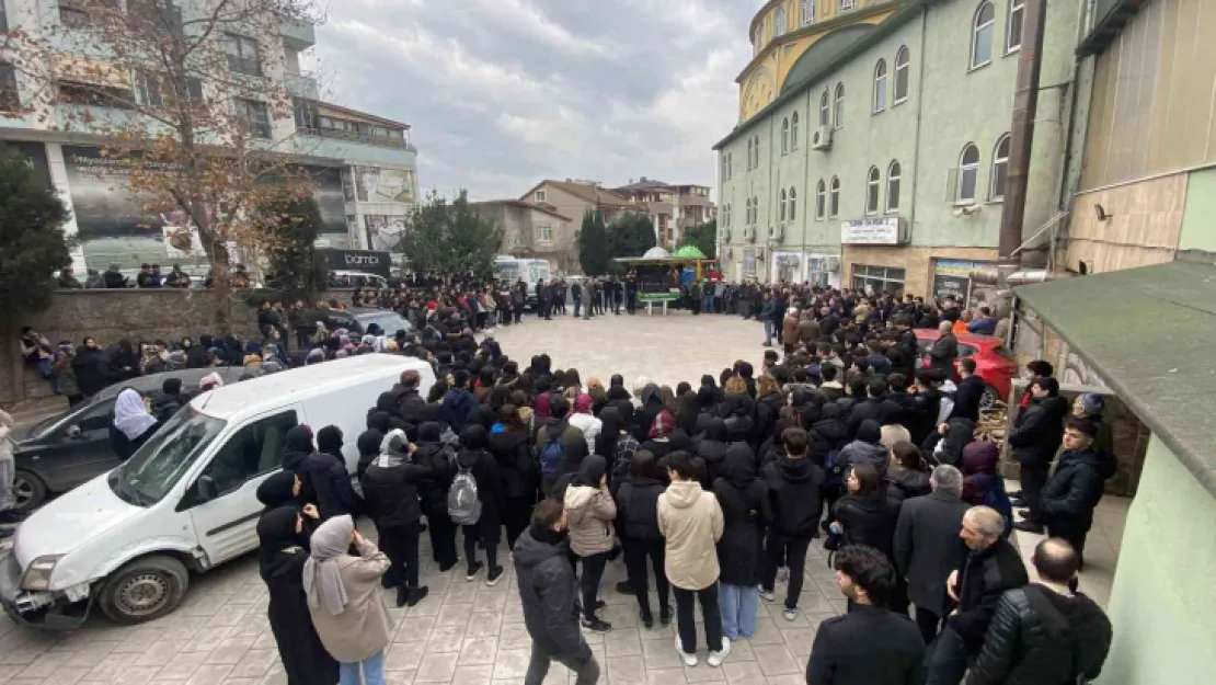 Beşinci kattan düşen öğretmen, son yolculuğuna uğurlandı