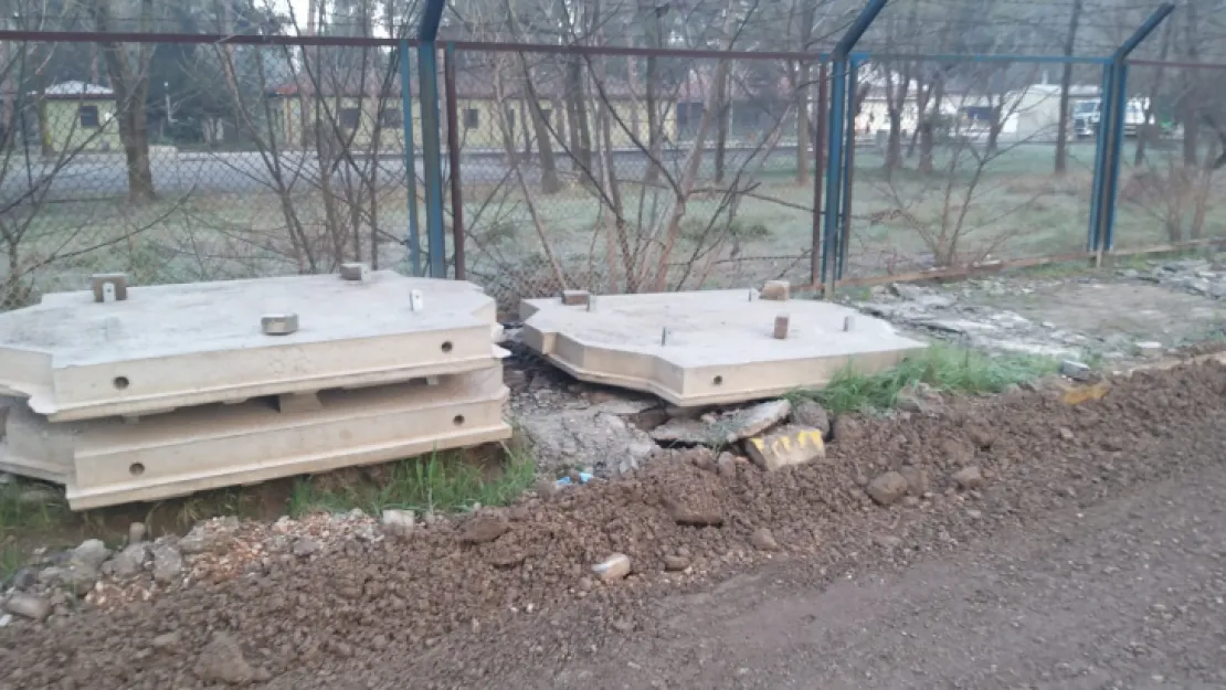 Beton malzemeler kaldırımlara zarar verdi!