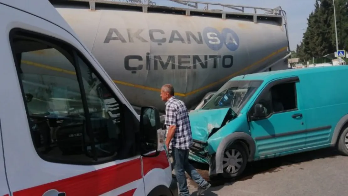 Beton mikserine çarptı, yaralandı