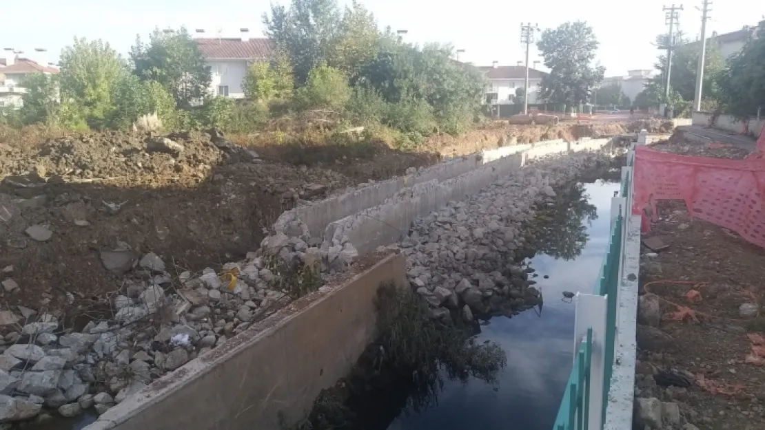 Beton parçalar ile dereyi tıkadılar