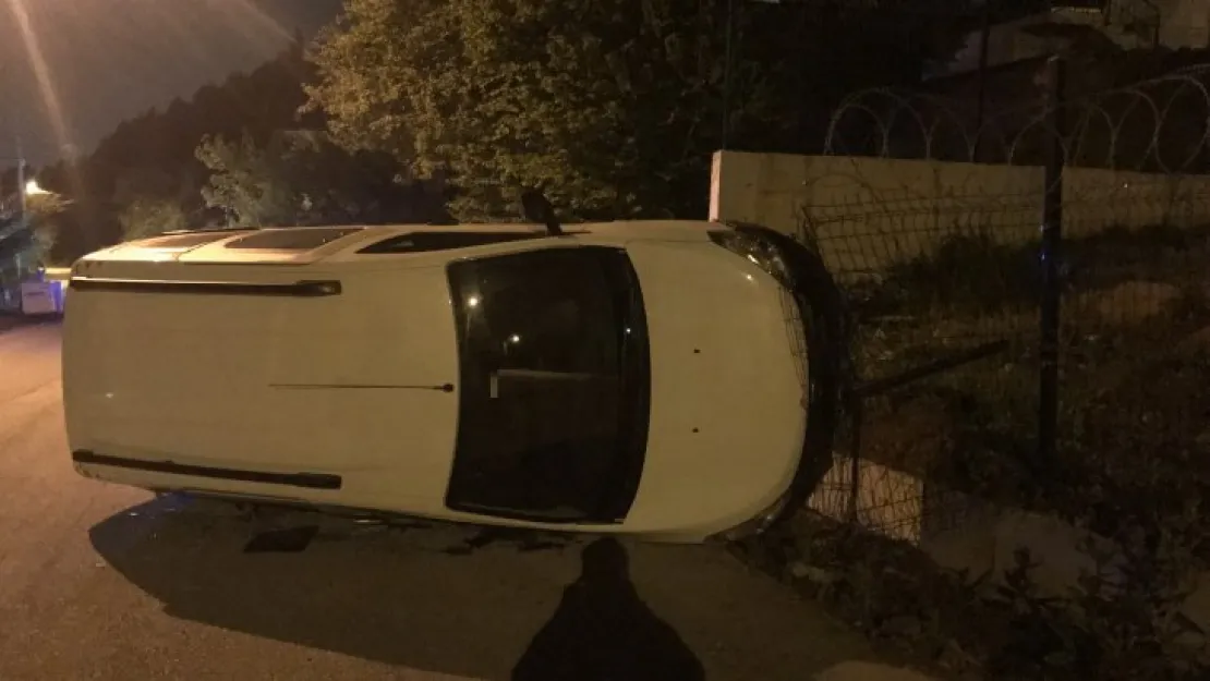 Betona çarpıp yan yattı
