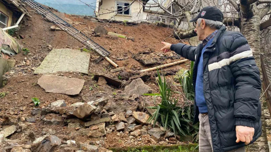 5 metrelik istinat duvarı çöktü