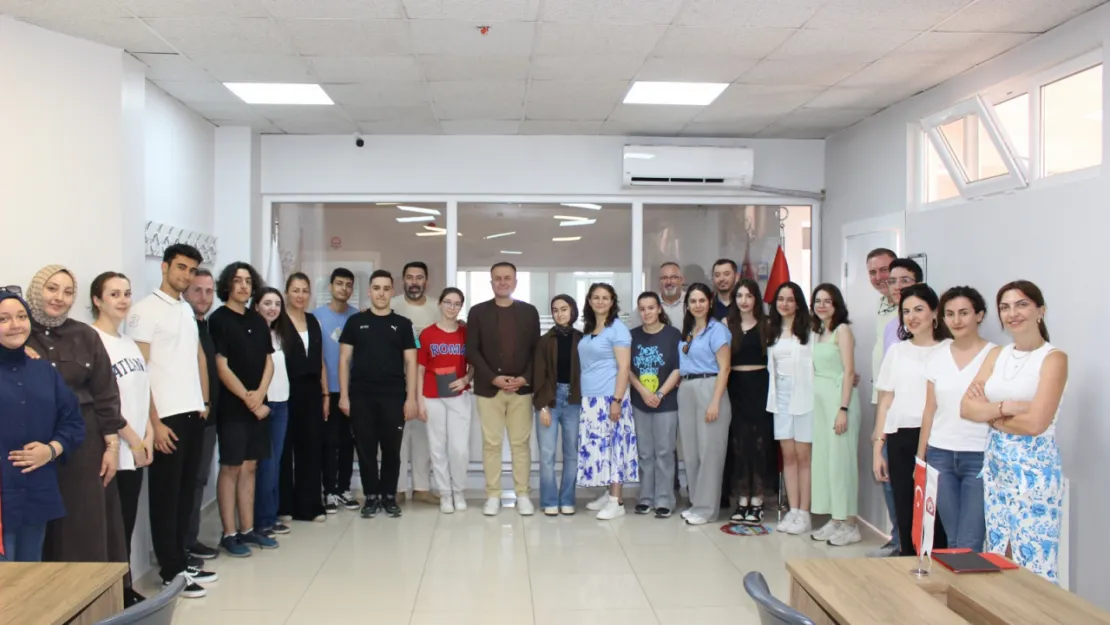 Bilgi Köprüsü, lise mezunu başarılı öğrencilerini ödüllendirdi