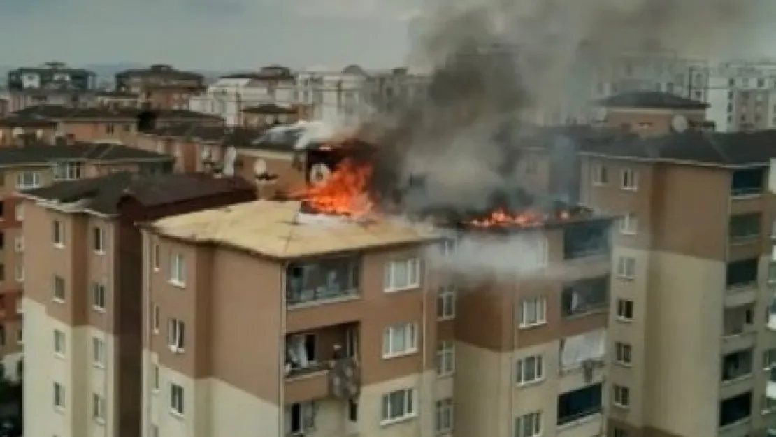 Binadaki yangın vatandaşları sokağa döktü!