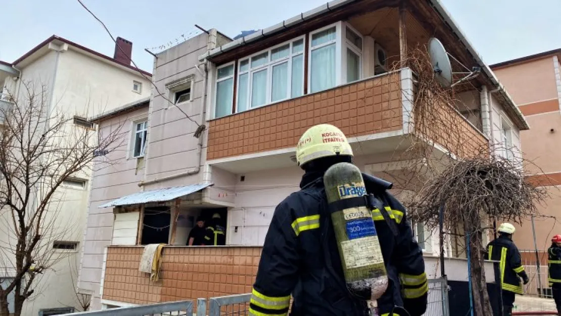 Binanın çatısı alevlere teslim oldu