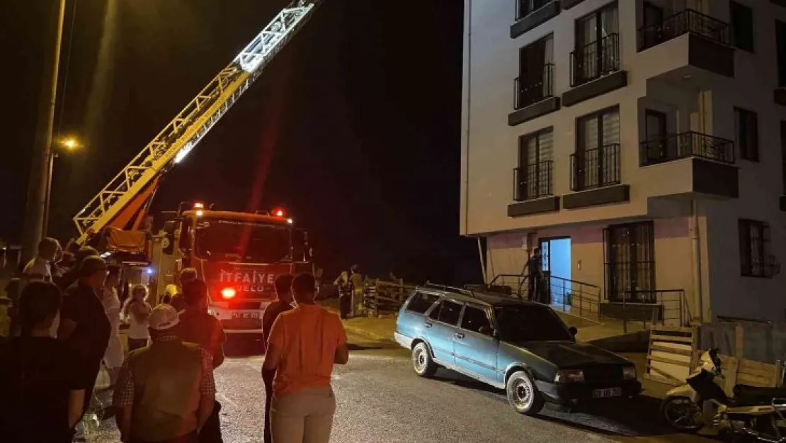 Binada çıkan yangın vatandaşları sokağa döktü