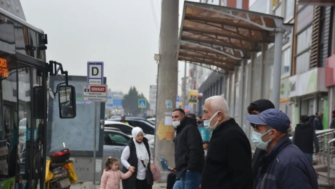 Bindikleri otobüsten inemiyorlar