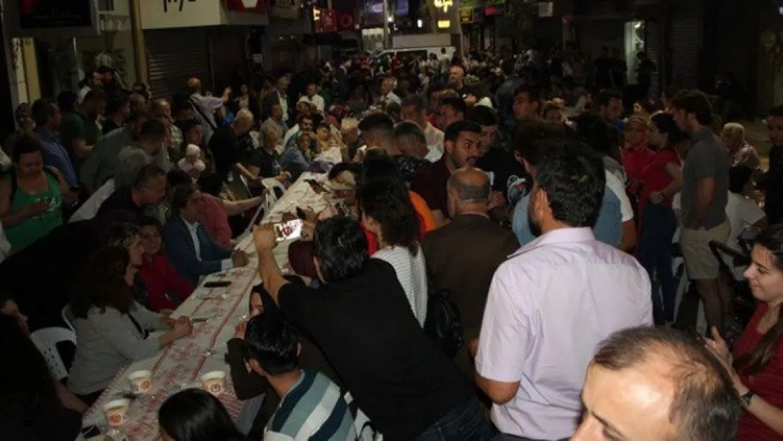 Binlerce kişi birlikte sahur yaptı