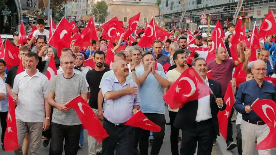 Binlerce kişi fener alayında buluştu