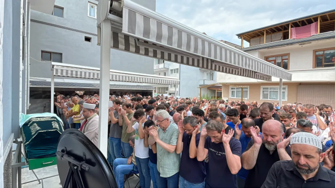 Boğulan kadına yardım için girdiği denizde hayatını kaybetti