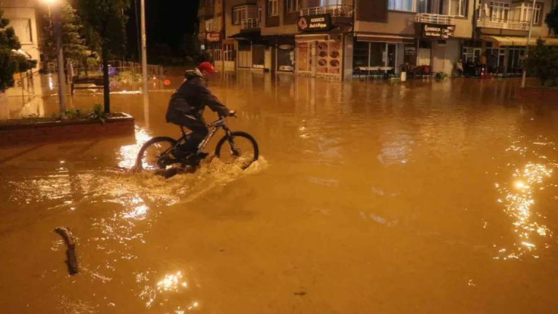 Bir ilçe sular altında kaldı