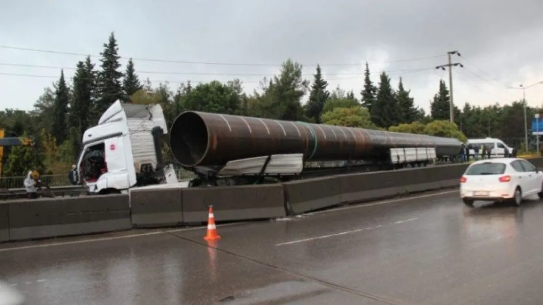 Boru yüklü tır bariyerlere çarptı, sürücü dereye düştü