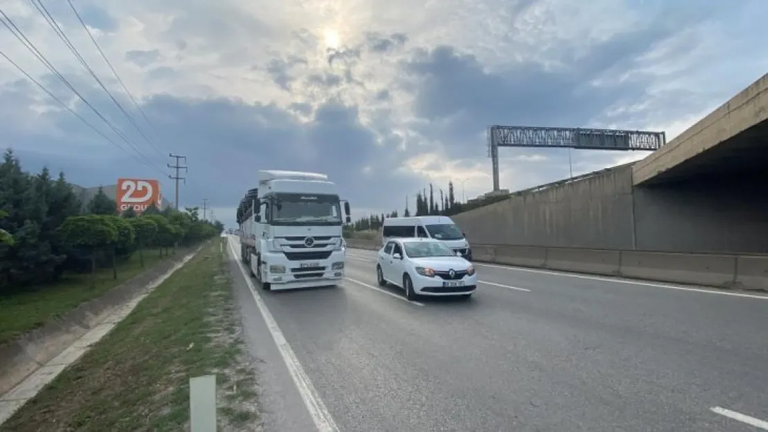 Boru yüklü tır ile otomobil çarpıştı!