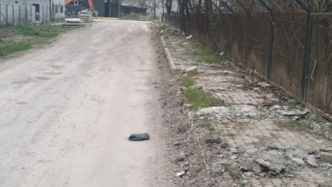 Bozuk kaldırımlar yapılmayı bekliyor