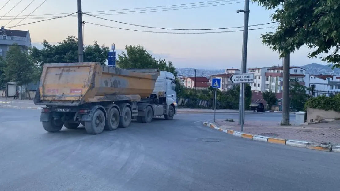 Bu caddeye giren ağır tonajlı araçlar ceza yiyecek