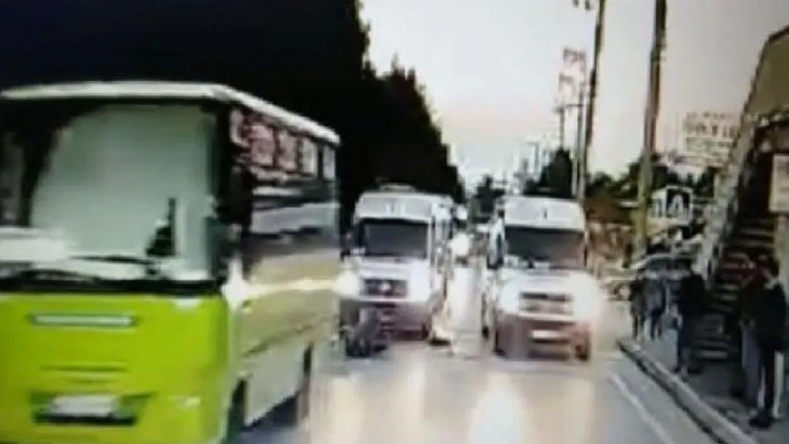 Bu kez yaya, minibüse çarptı