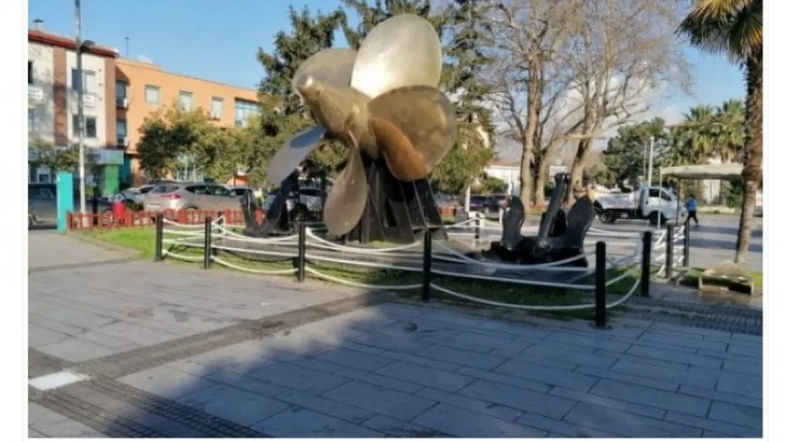 Bu pervaneye bir bilgi tabelası koysanız!