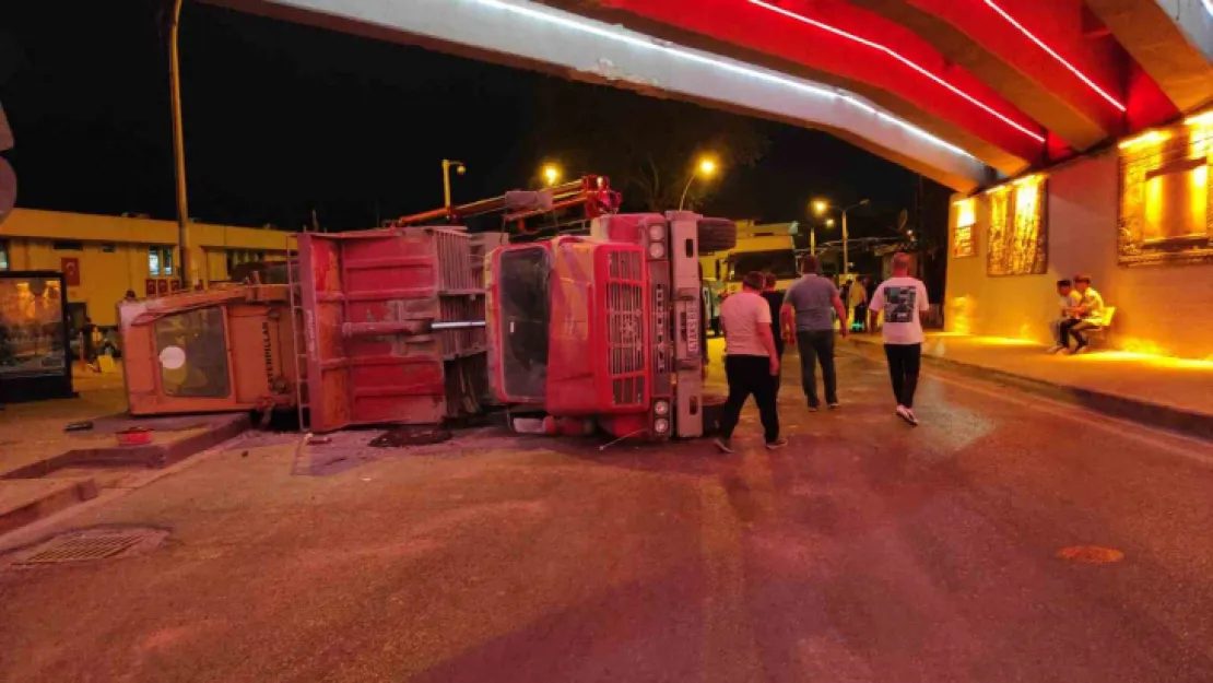 Buldozer yüklü kamyon alt geçitte devrildi