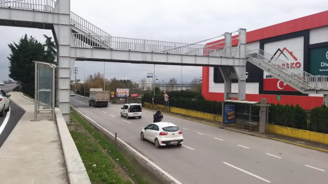 Burada hem vatandaşlar hem trafik tehlikeye giriyor