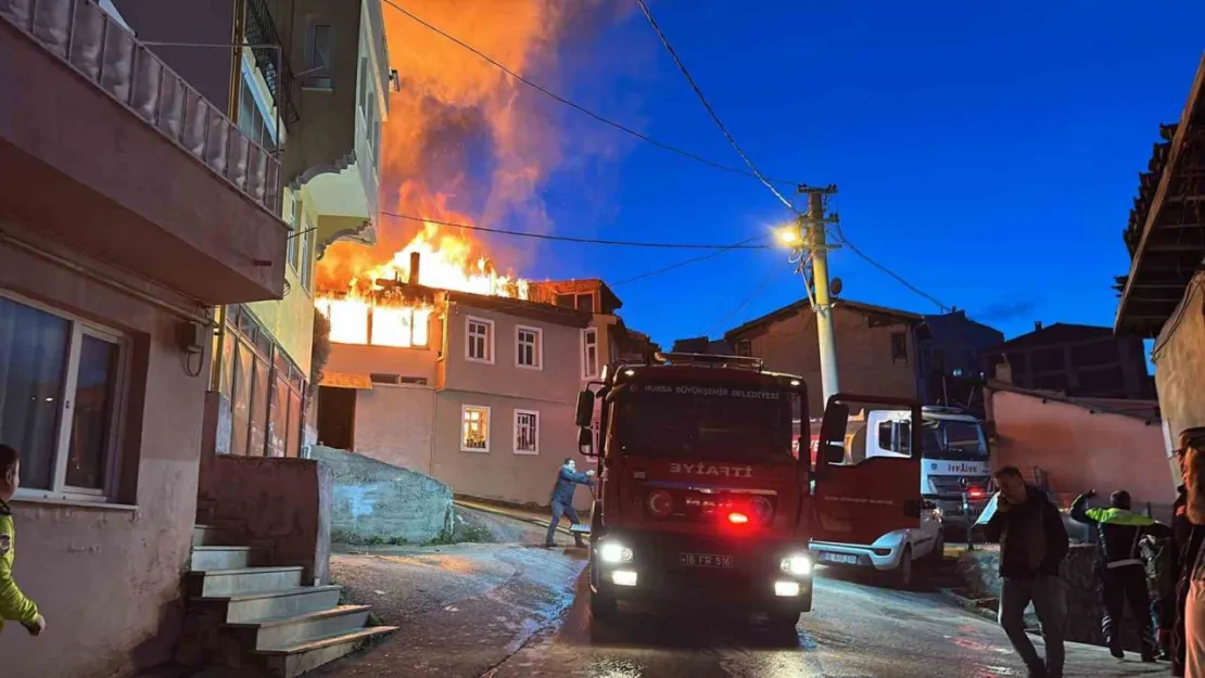 Bursa'da çıkan yangında 3 ev kullanılamaz hale geldi