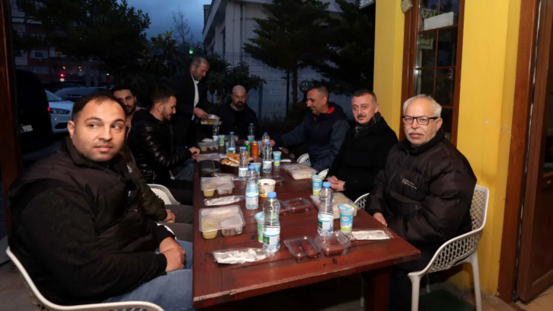 Büyükakın, Adalet Taksi durağında iftarını açtı
