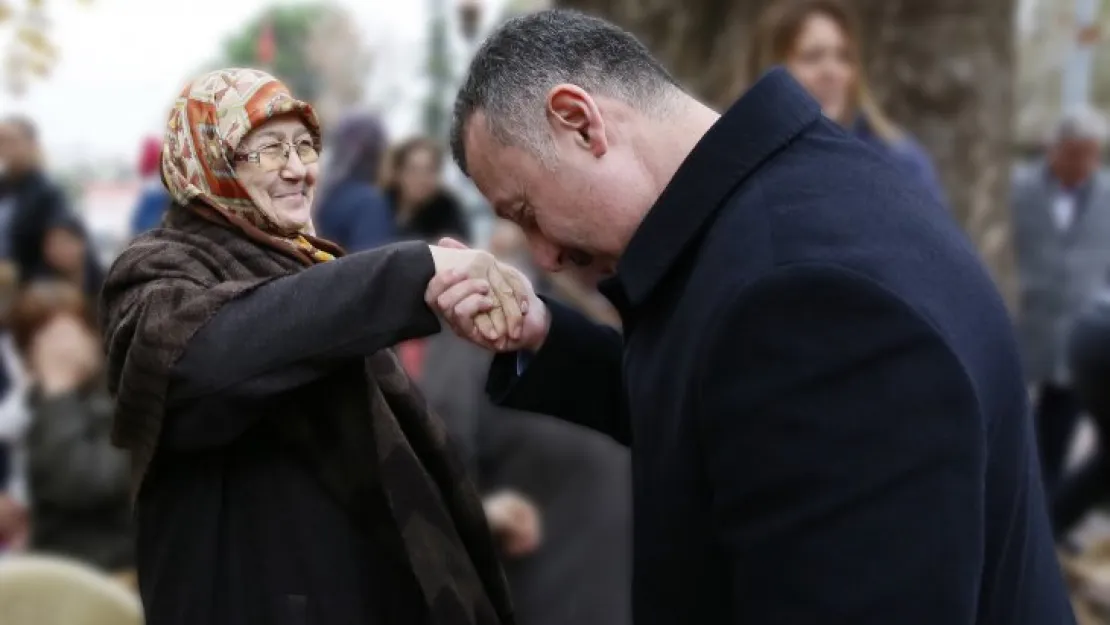 Büyükakın, 'Annelerimiz dünyanın kalbidir'
