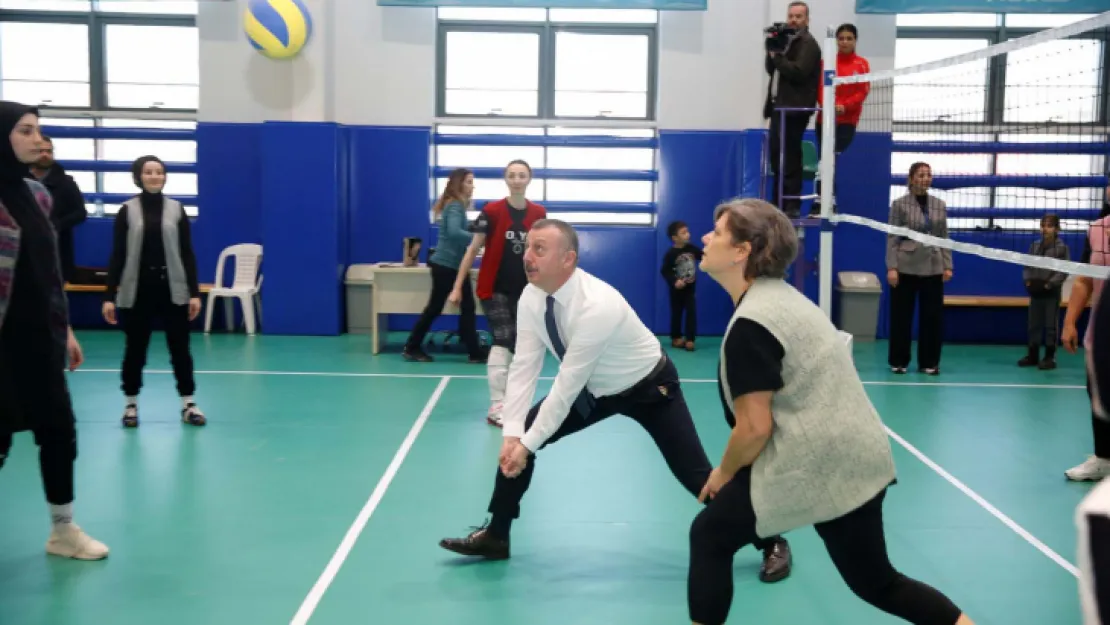 Büyükakın da voleybol oynadı