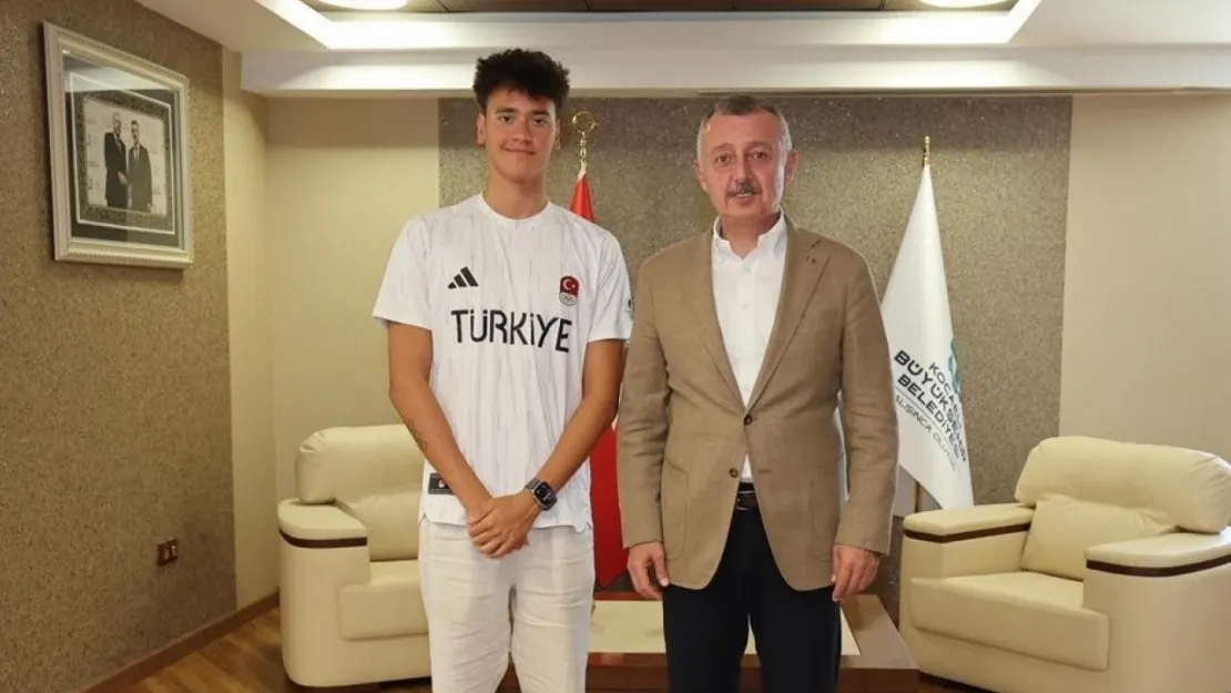 Büyükakın İzmitli şampiyonu kutladı