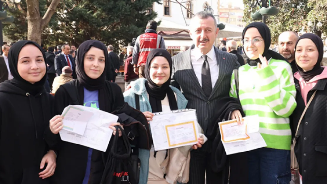 Büyükakın karne sevincine ortak oldu