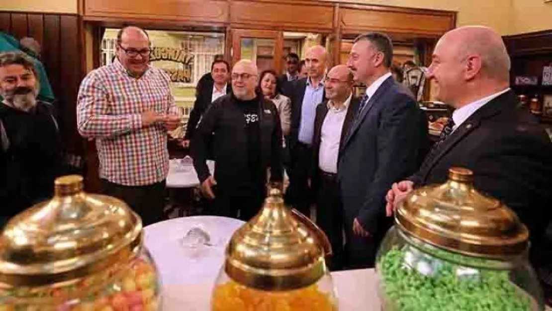 Büyükakın, 'Seksenler' dizisinin setine konuk oldu
