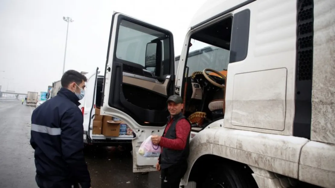 Büyükşehir'den TIR şoförlerine kumanya
