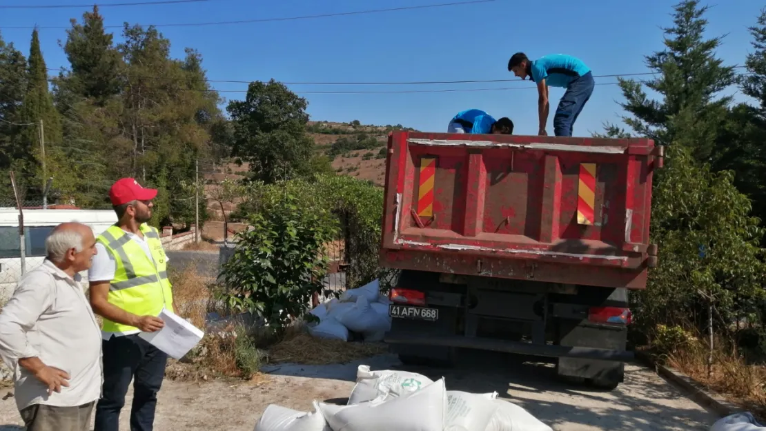 Büyükşehir'den üreticiye tavuk yemi ve ekipman desteği