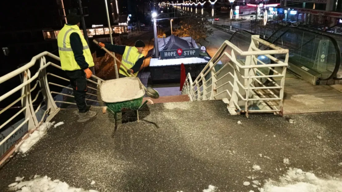 Büyükşehir'den üst geçitlere buzlanma müdahalesi