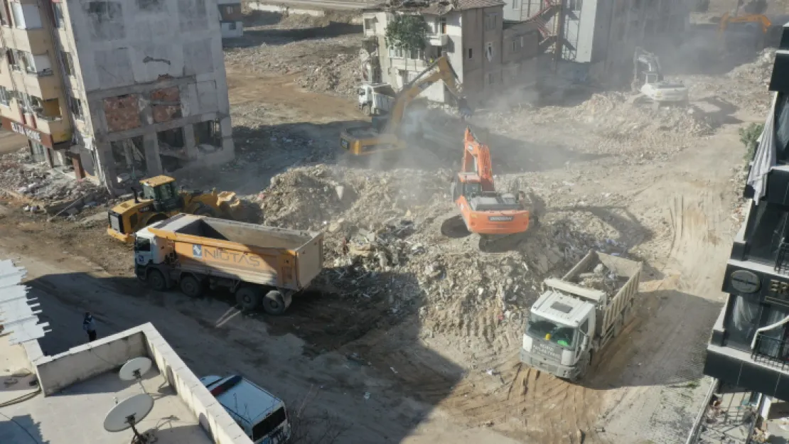 Büyükşehir enkaz kaldırma çalışmalarına devam ediyor