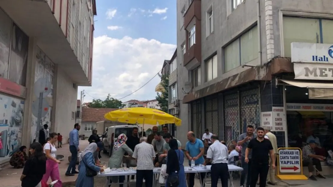 Cadde esnafı 3 bin  aşure dağıttı 