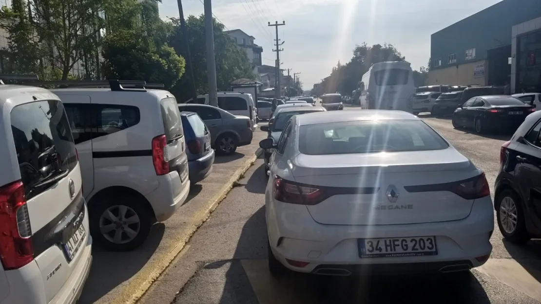 Cadde üzerinde trafik akışını engelliyorlar