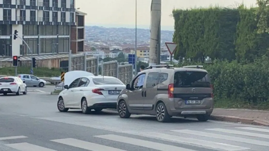 Caddede yolcu indirmek istedi, 3 araç birbirine girdi