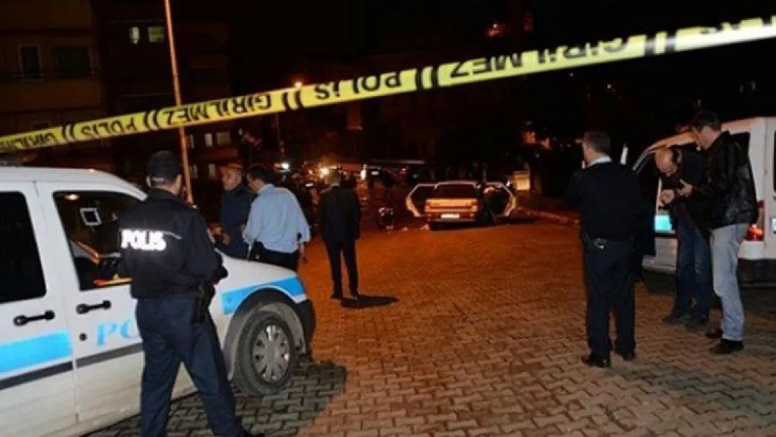 Cami çıkışında bıçaklandı