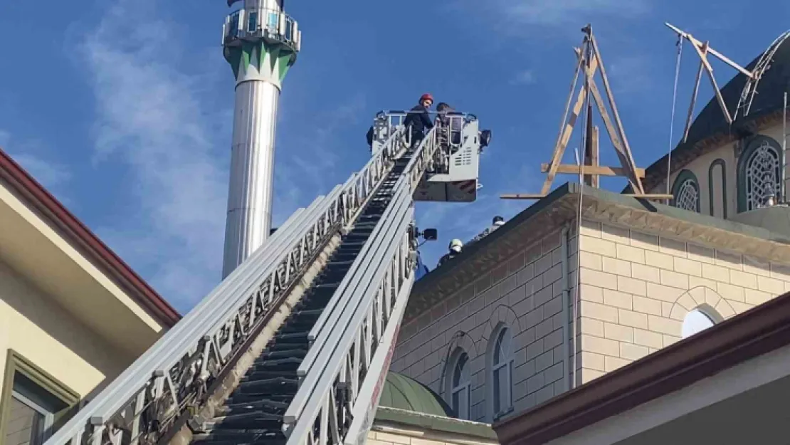 Çalışan işçi cami kubbesinde fenalaştı