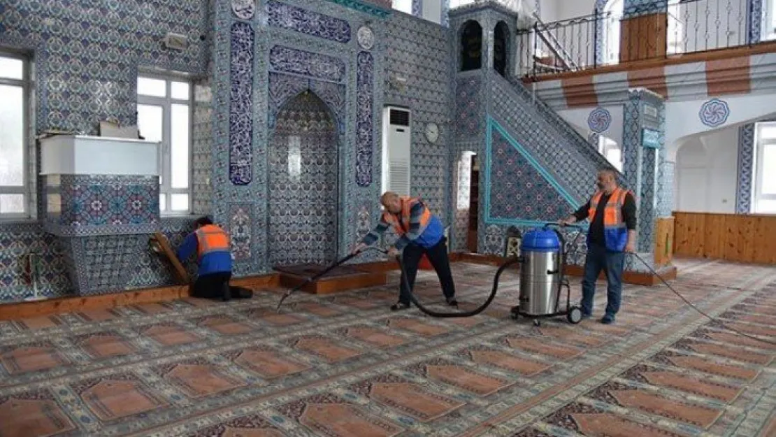 Camilerde detaylı temizlik