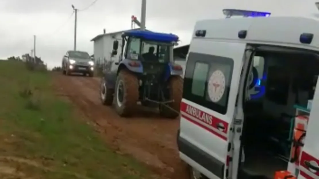Çamura saplanan ambulansı traktör ile çektiler