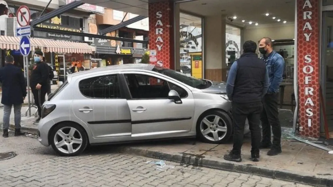 Çarptığı yaya ile birlikte restorana daldı 