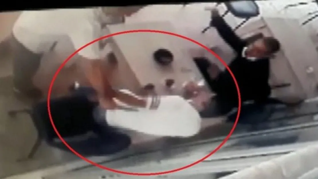 Çay içen şahsı defalarca böyle bıçakladı!