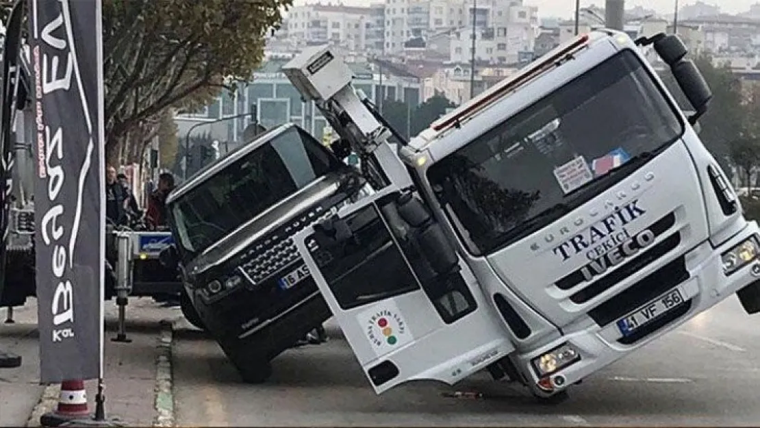 Çekici lüks aracı kaldırmaya çalışırken yan yattı!