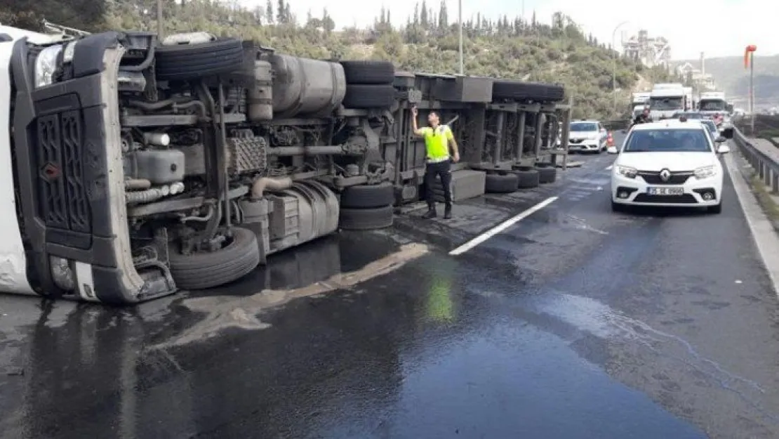 Çenesuyu yüklü TIR devrildi